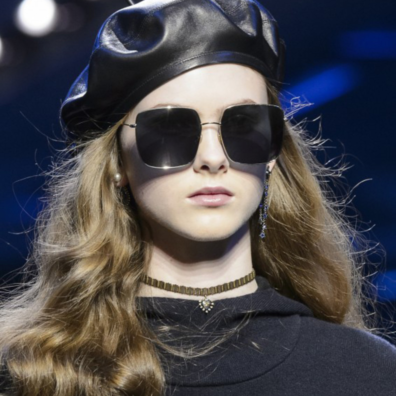 من برادا قبّعة متعدّدة الأقمشة