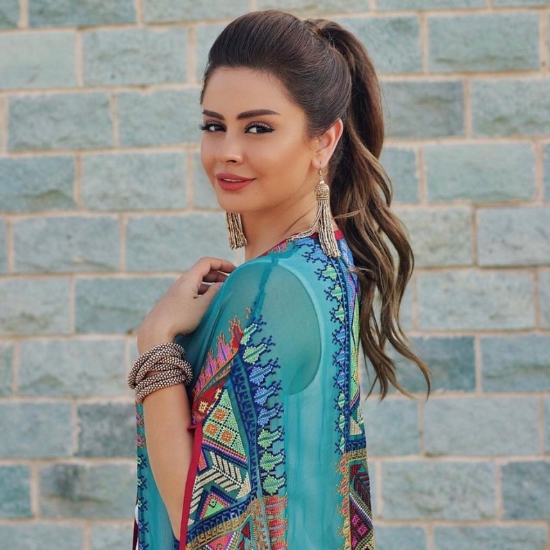 المكياج الترابي الناعم مع تسريحة ذيل الحصان