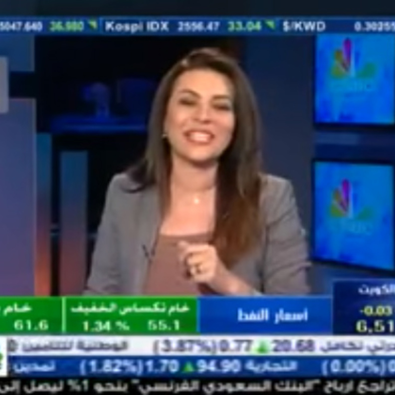 مذيعة تجري مقابلة مع مراسل على الهواء