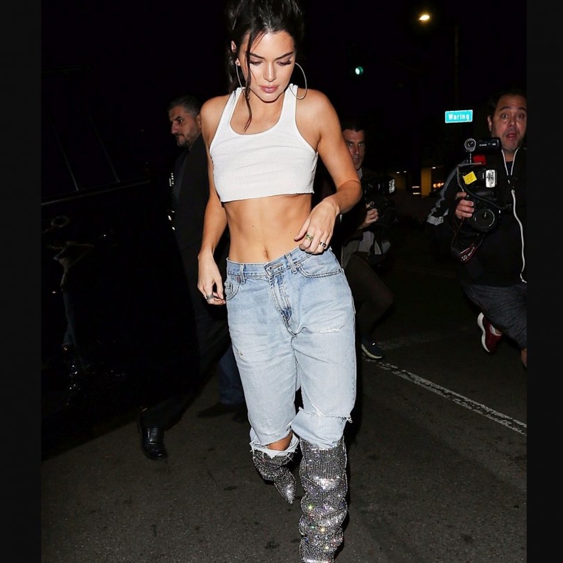 لوك شبابي اعتمدته كيندل جينير للاحتفال بعيدها الـ ٢٢.