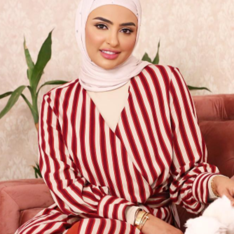 إطلالة عصرية بتقليمات ناعمة وكاجوال