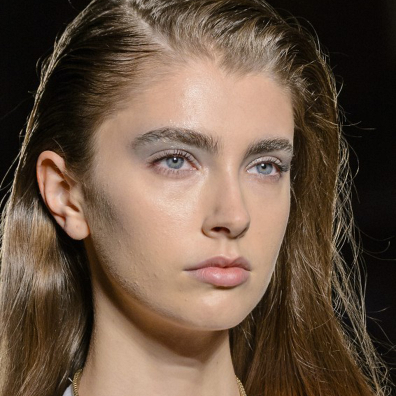 مكياج معدني قوي مع اللون الاسود على خطى دار ايلي صعب ‏Elie Saab