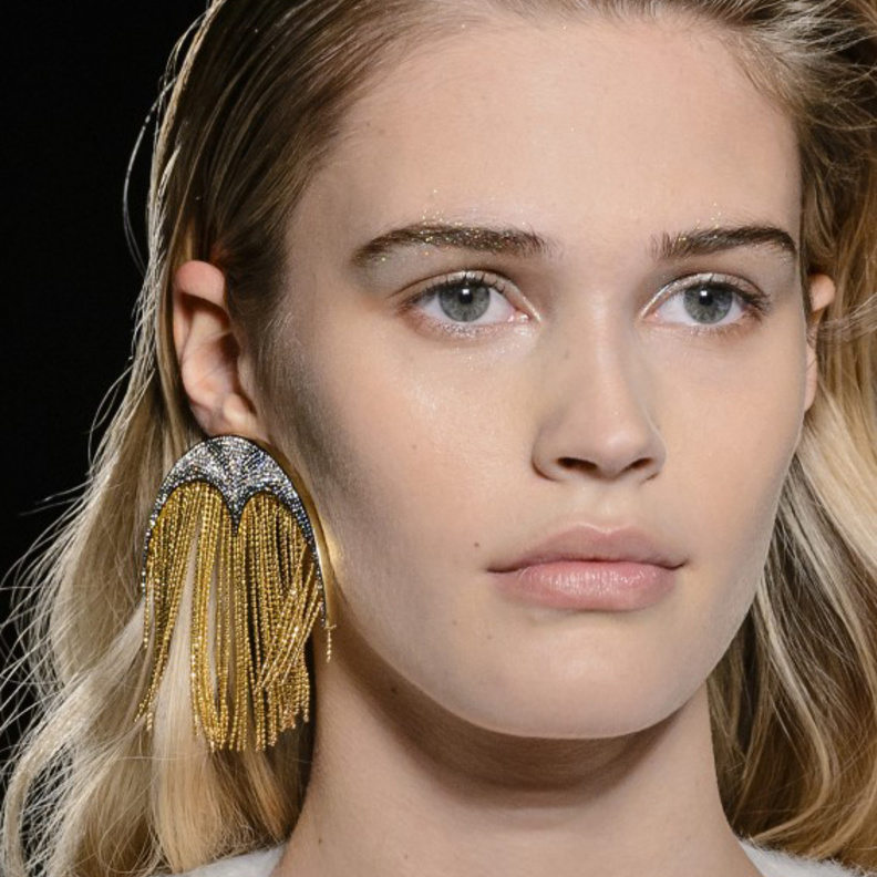 موضة اقراط الشراشيب المعدنية على خطى دار ‏Aigner