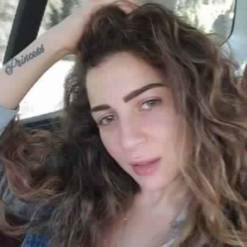 مي في سيارتها