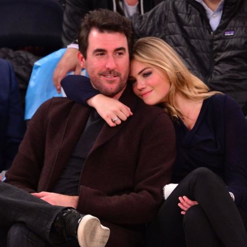 حفل زفاف اقتصر على دعوة 150 فردا من المقربين منهما