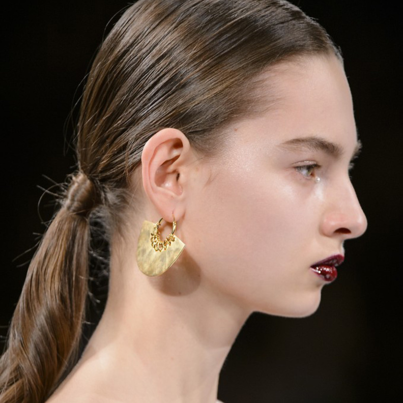 تسريحة ذيل الحصان