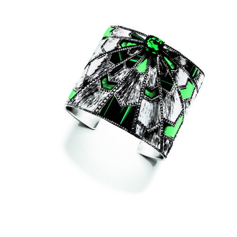 ساعة بسوار عريض من الذهب الوردي مزيّنة بغصنين مرصّعين بحبّات ألماس