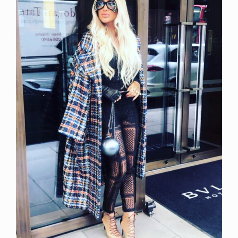 شورت جينز قصير اختارته مايا دياب على المسرح ونسقت معه جزمة عالية لفوق الركبة