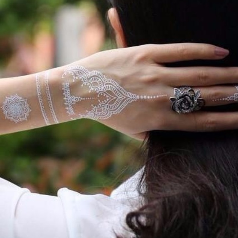 نقوشات حناء بيضاء مستوحاة من التقاليد العربية