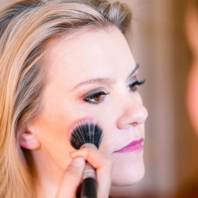 بلاشر برونزي على أعلى الخدين الى الخارج