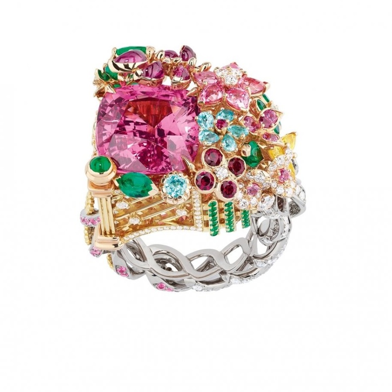 خاتم ديور من الاسبنيل والياقوت الملون و خاتم فان كليف أند آربلز من الزمرد والتورمالين والياقوت الأزرق