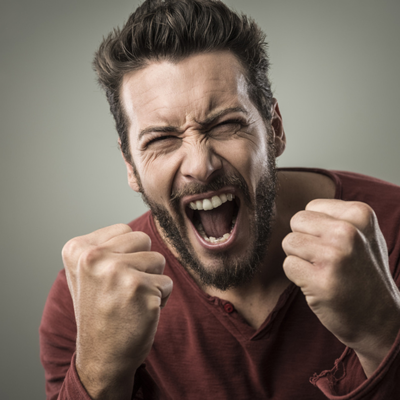 الغيرة من ابرز العيوب التي تؤثر سلباً على علاقات العقرب العاطفية