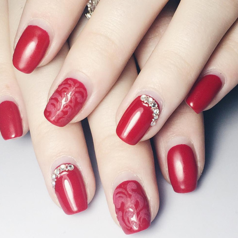 طلاء الأظافر الأحمر يمنح للعروس شكلا جذابا جدا