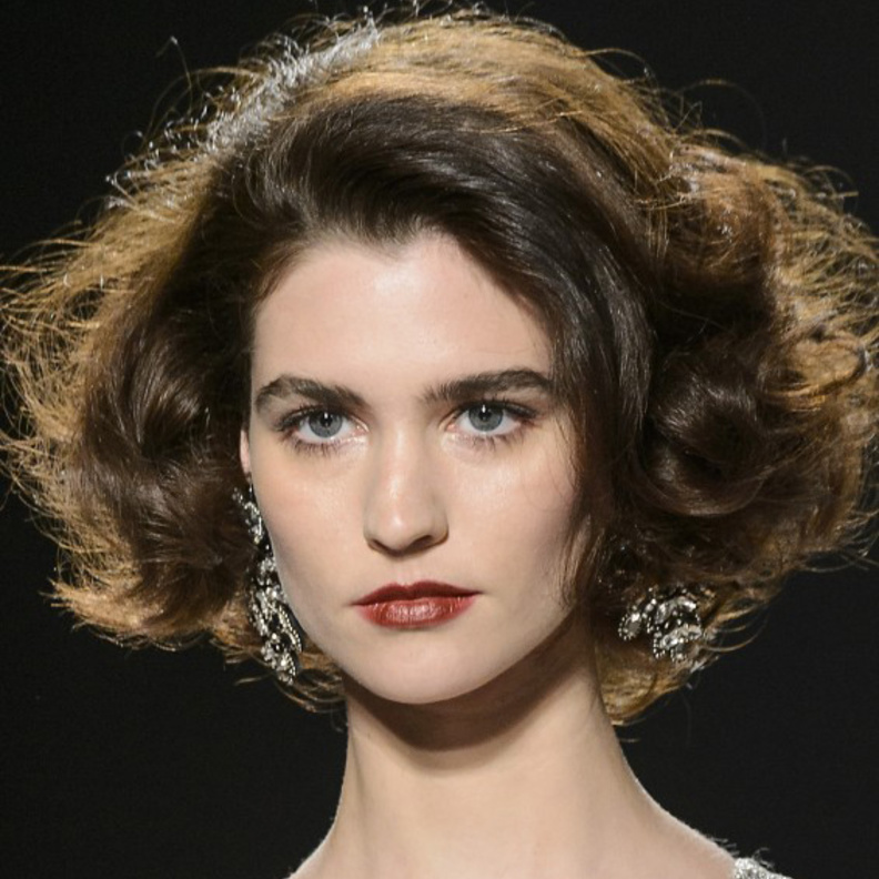 قصات شعر كاريه فرنسي مع الخصل المتطايرة من ‏Chloe