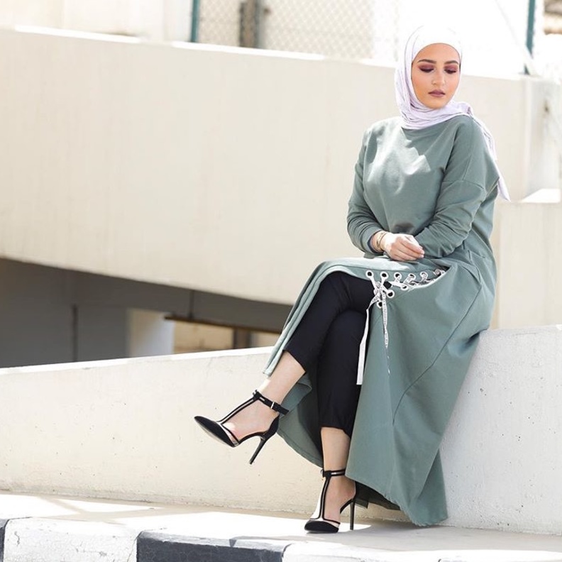 دلال الدوب باطلالة شتوية انيقة غامقة