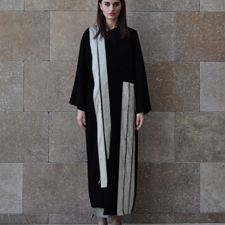 عباية مودرن بتصميم أنيق وشبابي باللونين الأبيض والأسود من دار عبايات éclat collection