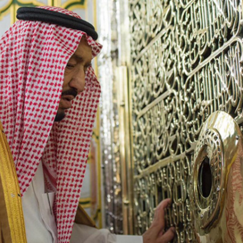 الملك سلمان بن عبدالعزيز لدى وصوله المسجد النبوي الشريف