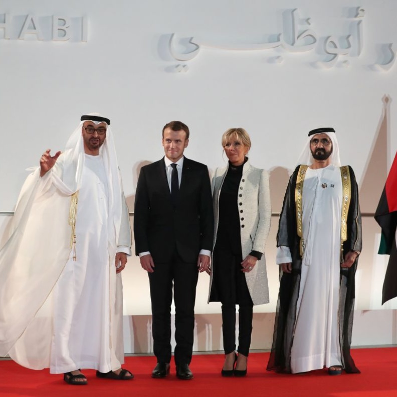 ماكرون وزوجته وولى عهد أبوظبي وحاكم دبي في افتتاح متحف اللوفر أبوظبي
