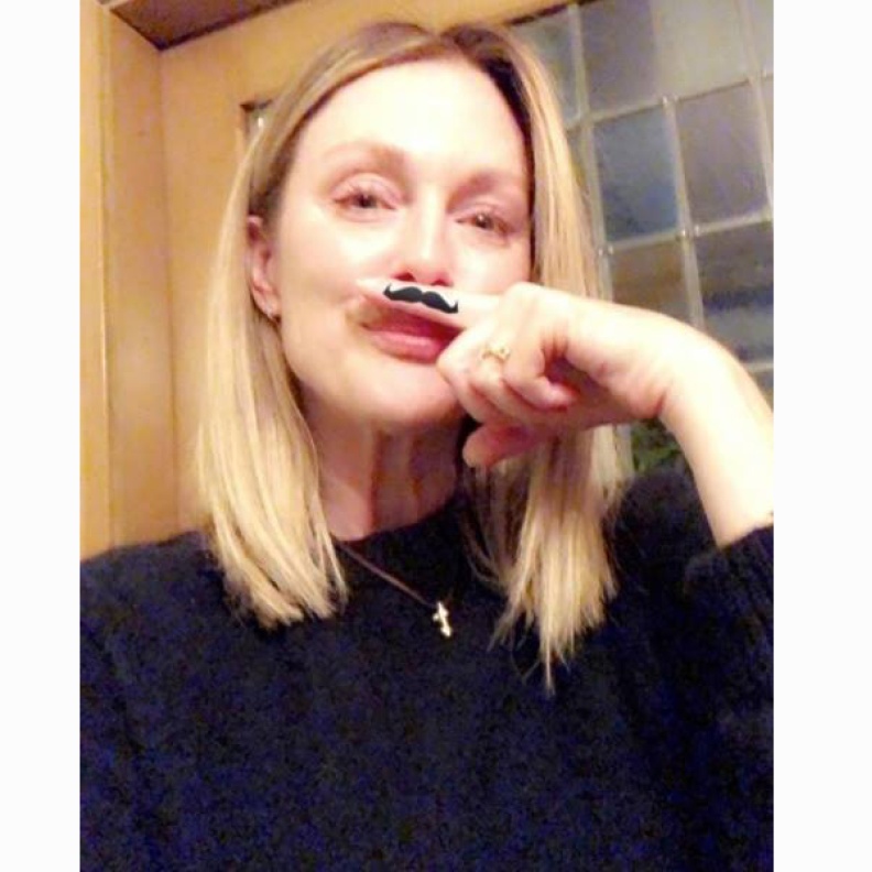 جوليان مور بـ "شنب" لنشر التوعية بمرض سرطان البروستاتا في نوفمبر