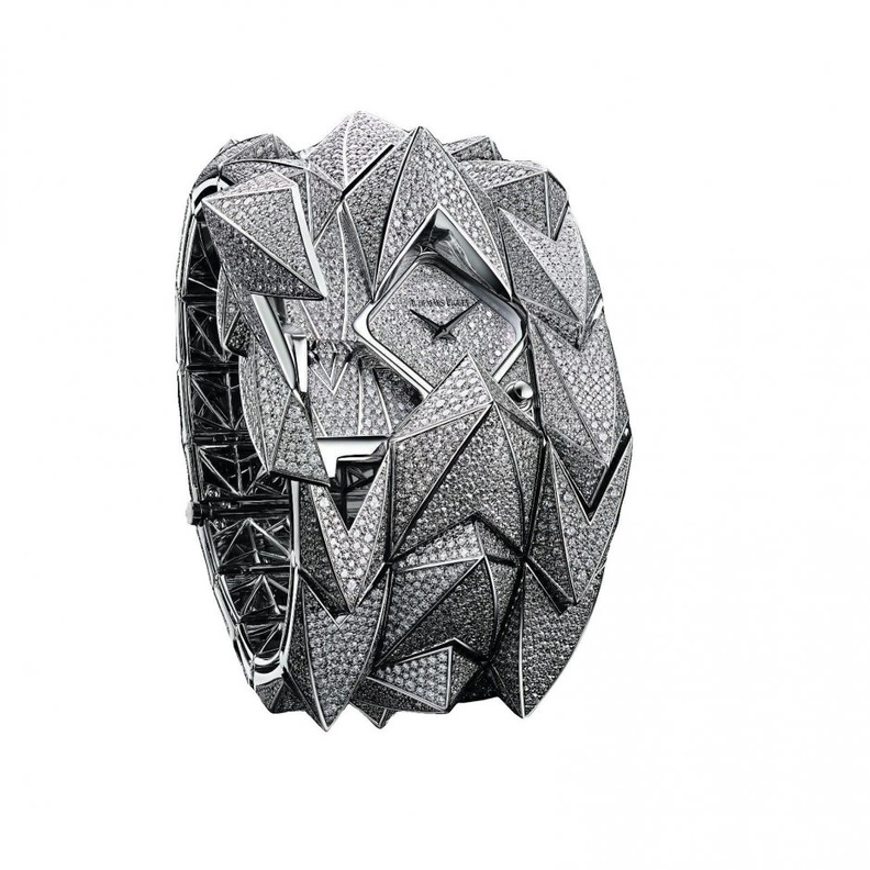 ساعة بياجيه من الذهب والماس والأوبال