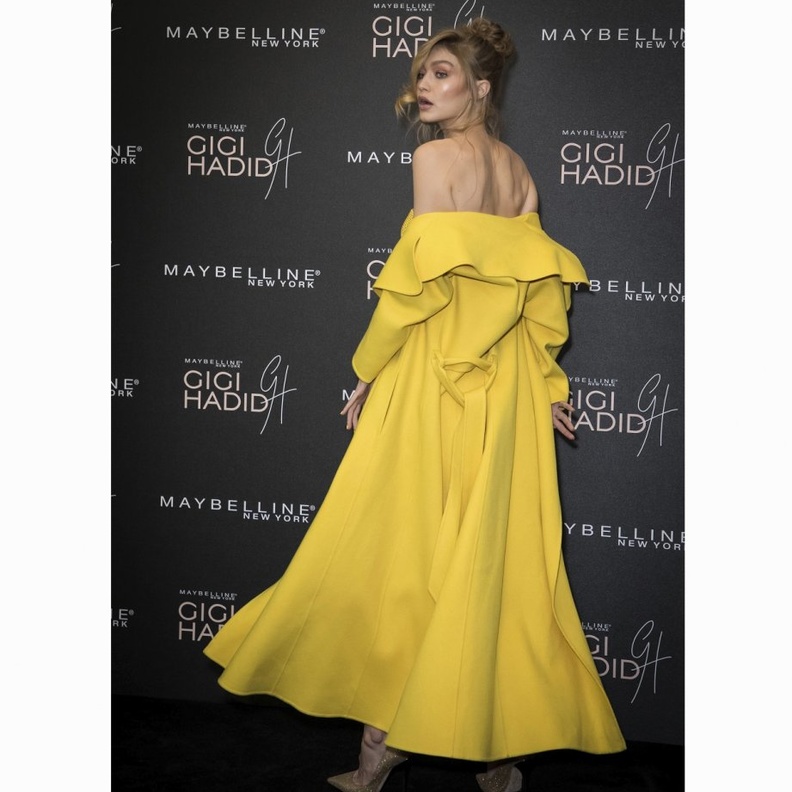 فستان مميز من الترتر البراق باللون الأصفر اختارته جيجي حديد