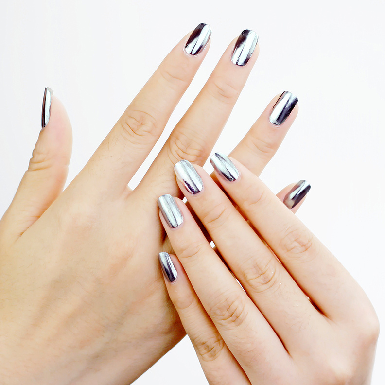ضيفي بعض التألّق إلى أظافرك مع اللون الفضيّ البراق