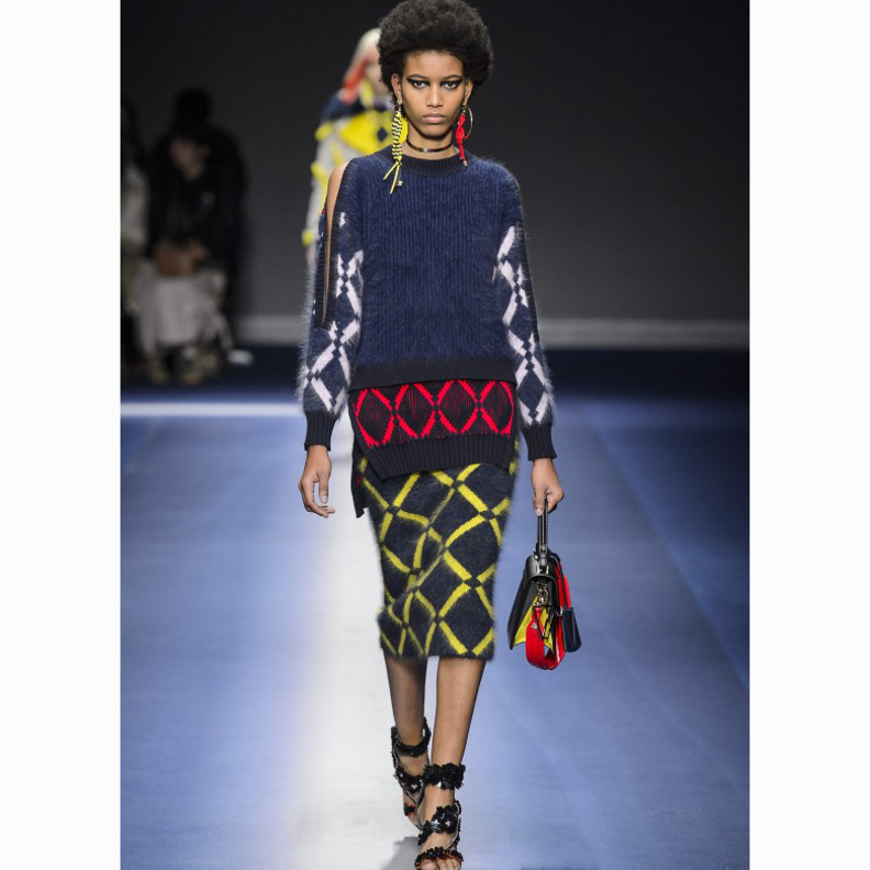 ألوان راقية منها فاتحة ومنها غامقة لإطلالة متعدّدة الألوان من loewe