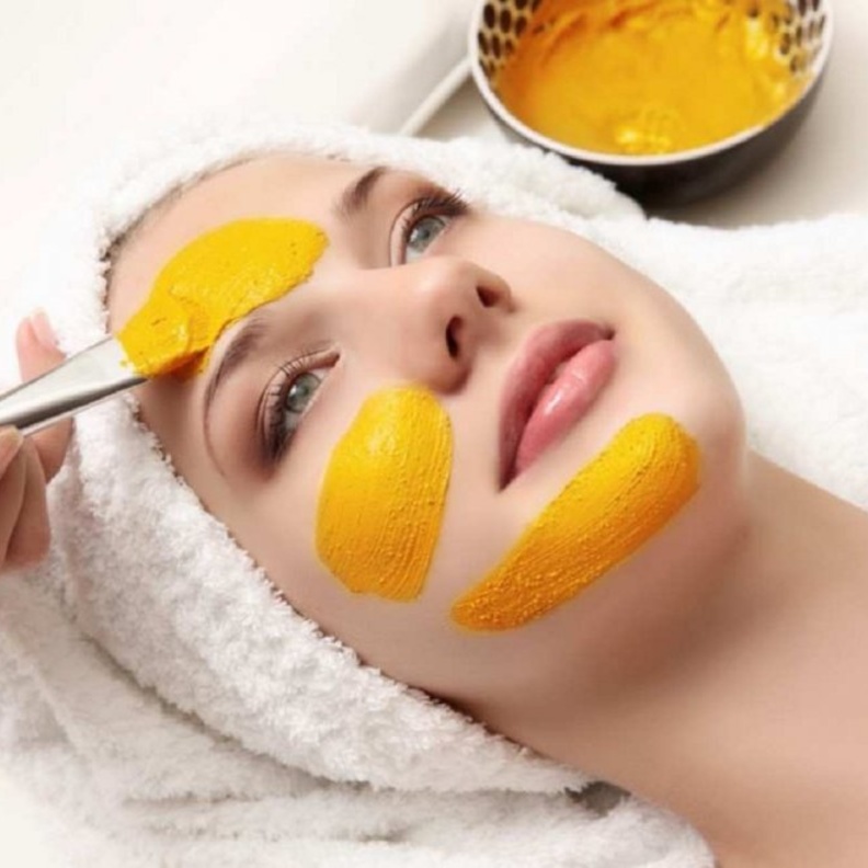 الكركم والعسل قناع مفيد للعروس