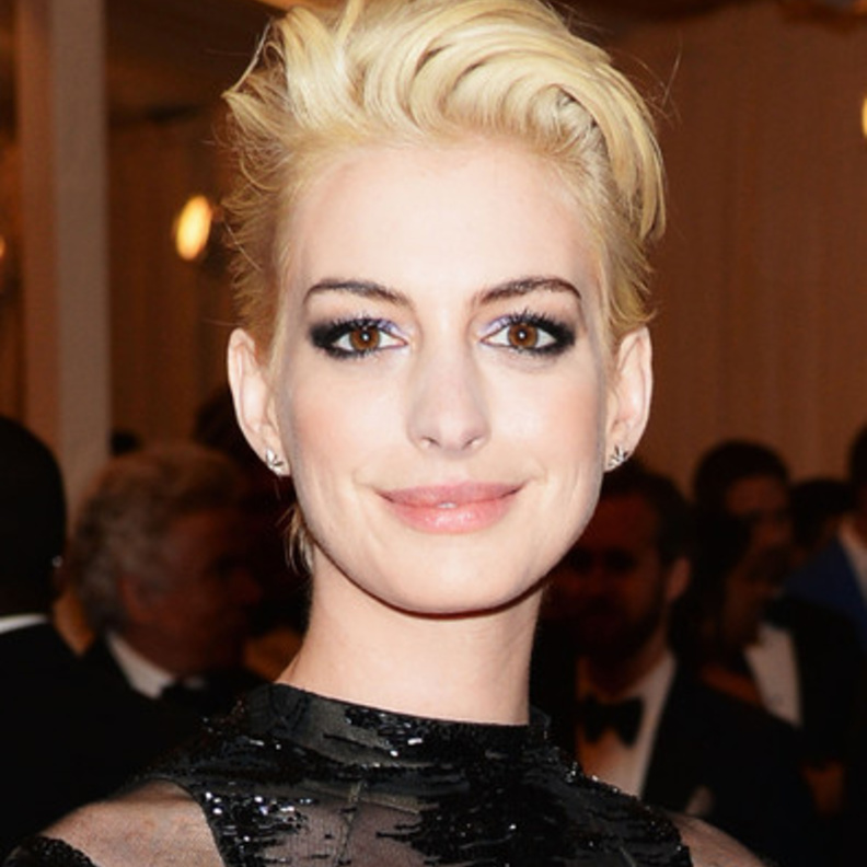 تسريحات شعر كاري من اختيار آن هاثاواي ‏Anne Hathaway‏ ‏ مع احمر الشفاه القوي