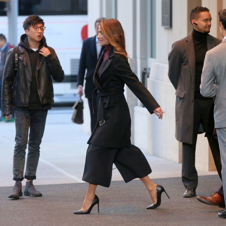 الملكة رانيا تعود لارتداء موضة البرمودا الواسع مع المعطف الاسود.