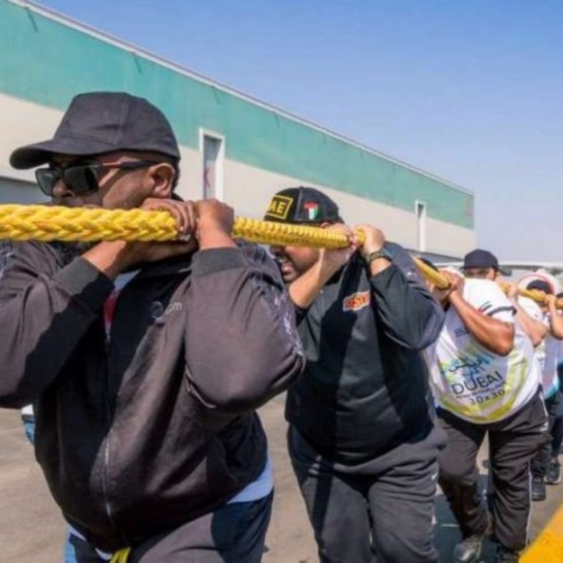 فريق شرطة دبي المؤلف من 56 فردًا ، سحبوا الطائرة العملاقة لأكثر من 100 متر