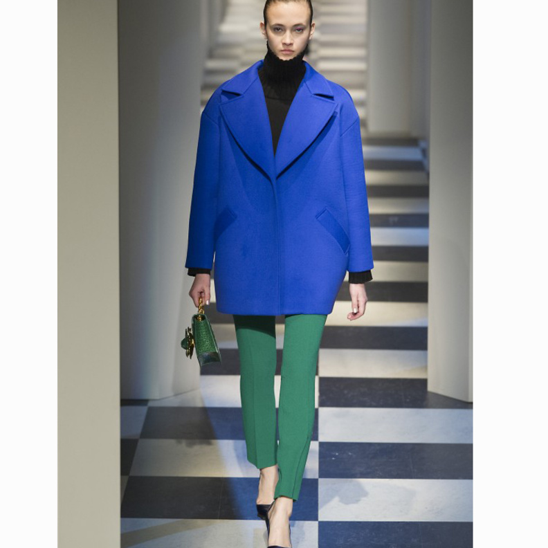 من تنسيقات اوسكار دي لارنتا للمعاطف الملوّنة