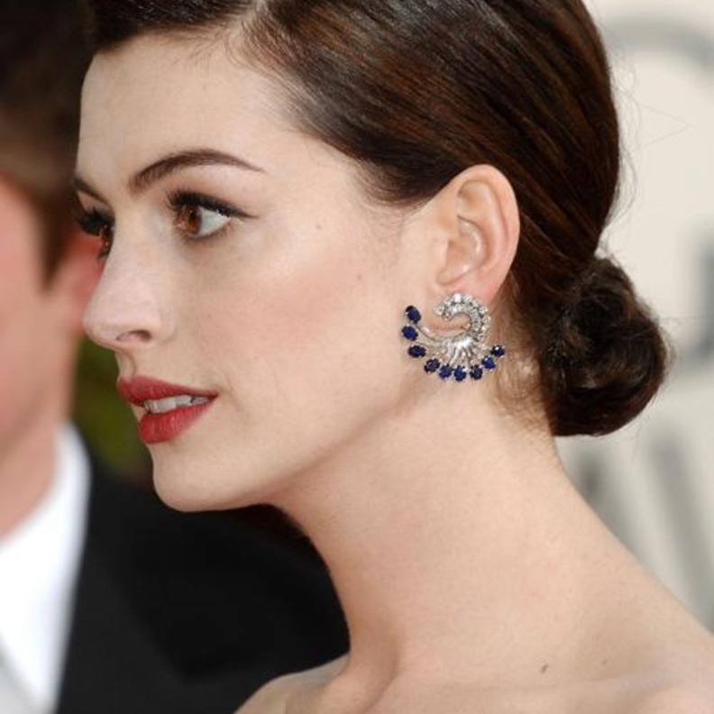 آن هاثاواي ترتدي أقراط فان كليف أند أربلز في حفل الغولدن غلوب