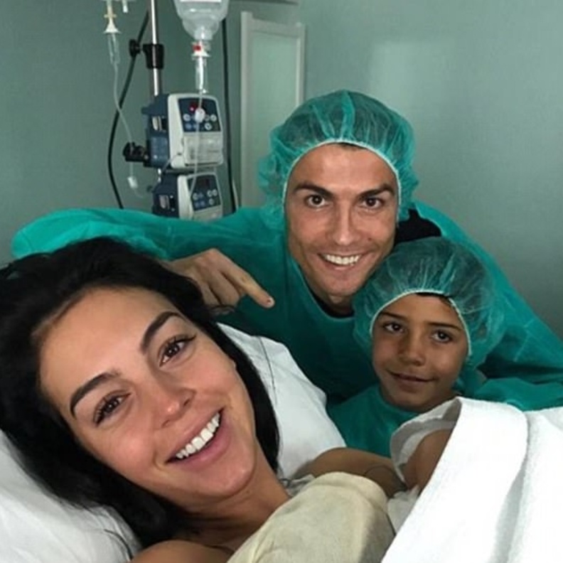 كريستيانو رونالدو يصف الأبوة بأنها تجربة مذهلة