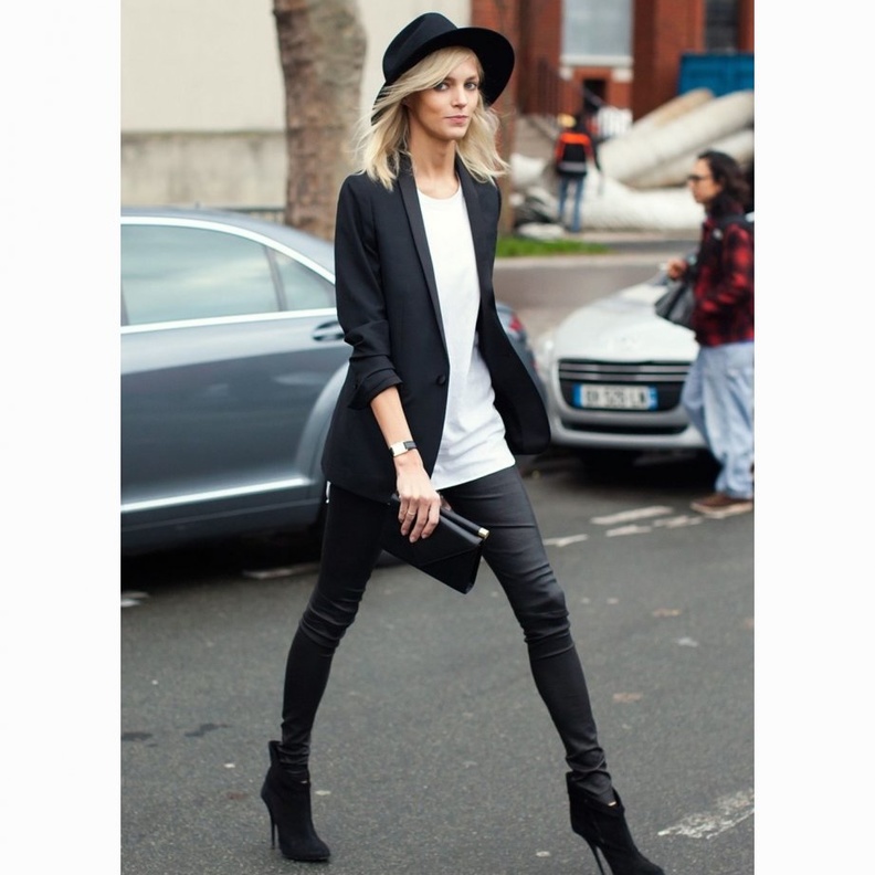 اعتمدي اطلالة شبابية مميزة بتنسيقك لبنطلون جلد أسود مع حذاء من دون كعب وتوب بتصميم عصري