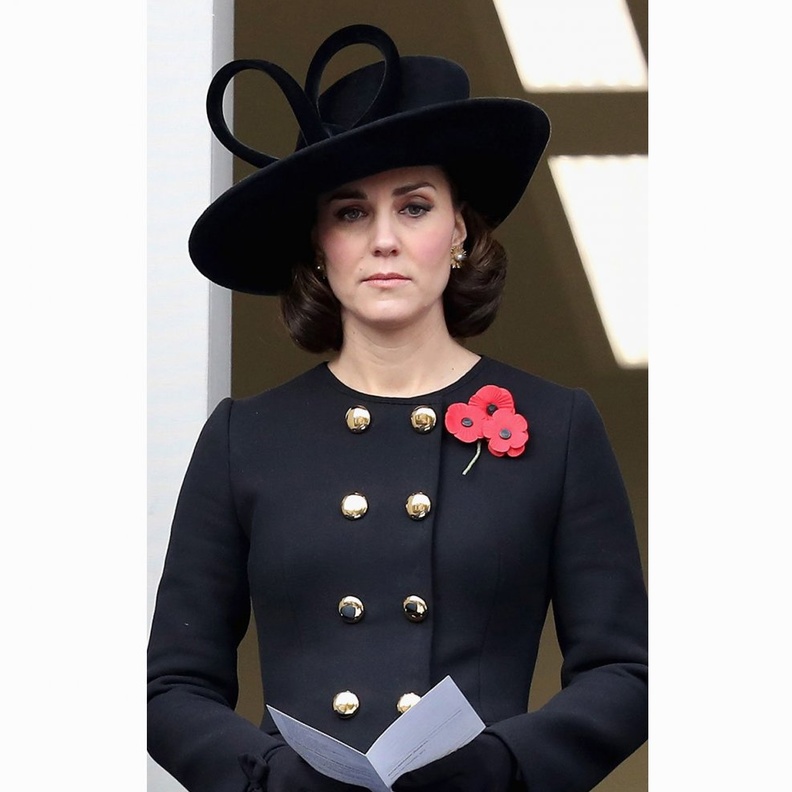 كيت ميدلتون تطل على المنصة الملكية باللون الاسود