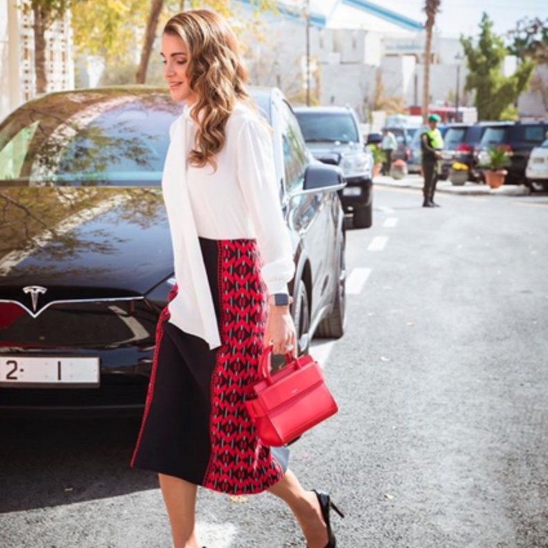 فستان ذو تصميم أنثوي باللون الزهري اختارته الملكة رانيا ونسقته مع حقيبة يد من فندي