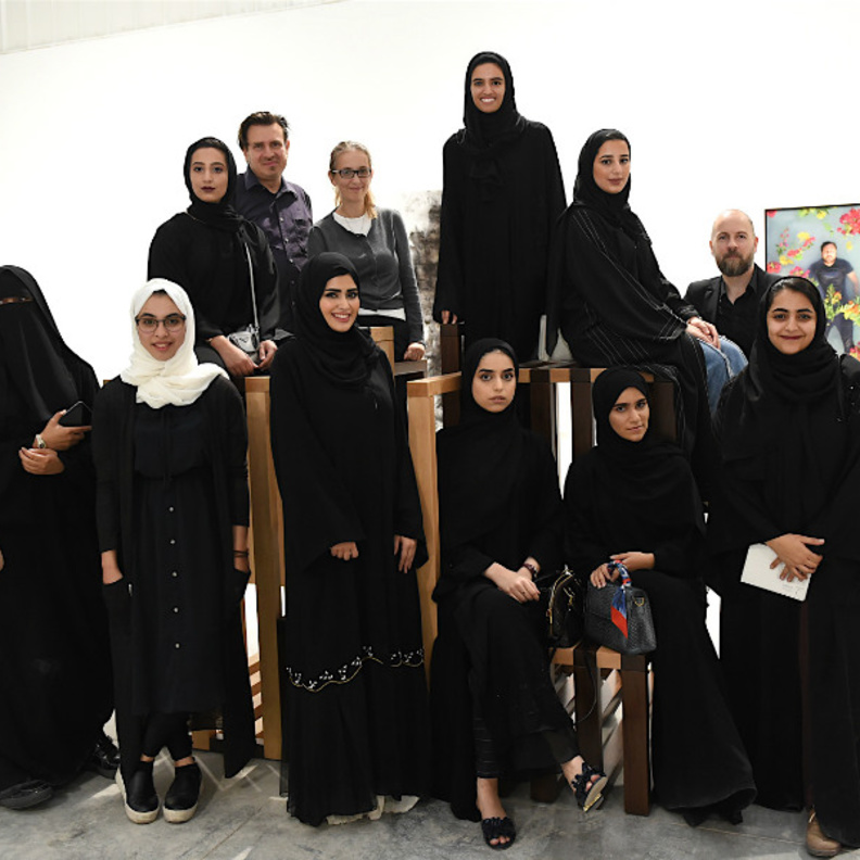 معرض لا حدود لذكرياتي يقدم جيلاً جديداً من الفنانات الإماراتيات 