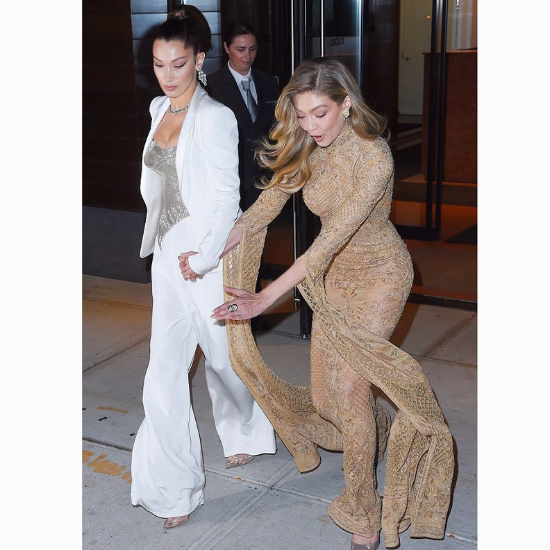 جيجي حديد Gigi Hadidتكاد تسقط ارضاً