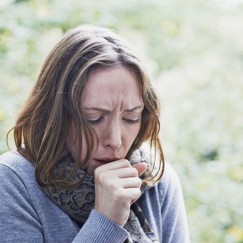 السعال أبرز أعراض التهاب الشعب الهوائية