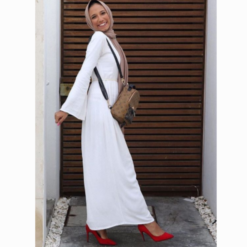 ندى ندير تجمع الجينز بالأبيض.