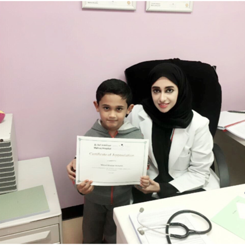 الدكتورة مع الطفل مايد الشحي الذي التزم بالحمية السكرية من قسم السكري وغدد الأطفال المفرق