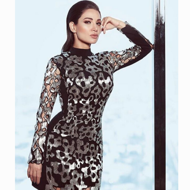 فستان ناعم اختارته ديانا حداد ونسقته مع حزام ذهبي على الخصر