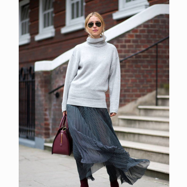 البلوفر الفضفاض يبدو مثالي مع التنورة الضيقة