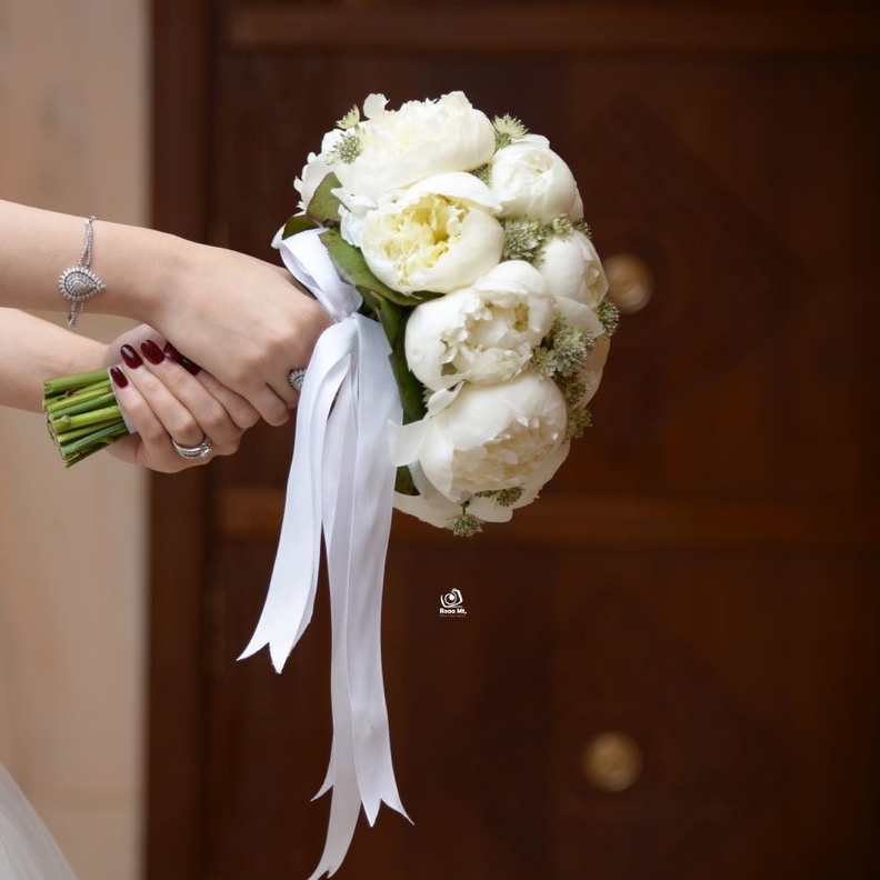 رؤى تهتم بكل تفاصيل العروس في تصويرها.