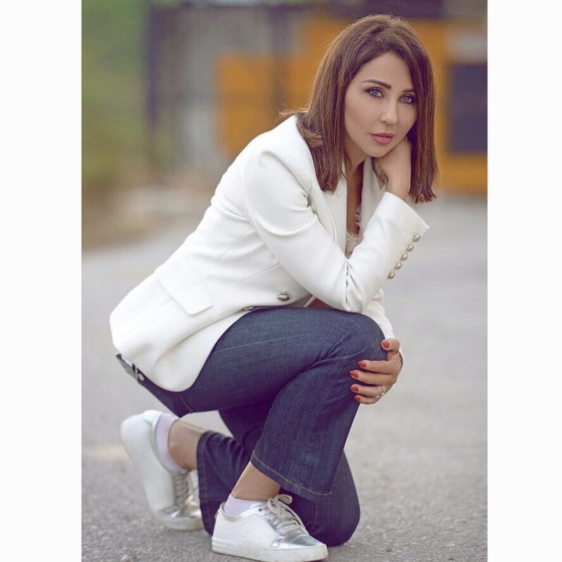 رابعة الزيات بالجينز والتوب الأبيض الأنيق مع الاكسسوارات البيج