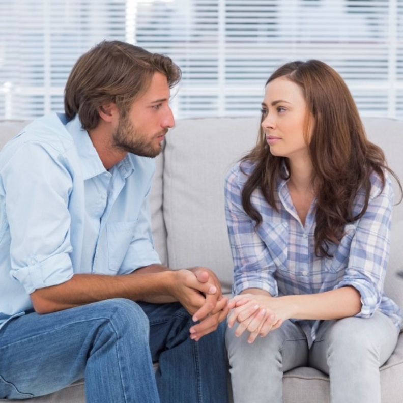 شجعيه على الكلام معك والبوح بما يدور في مكنونات صدره