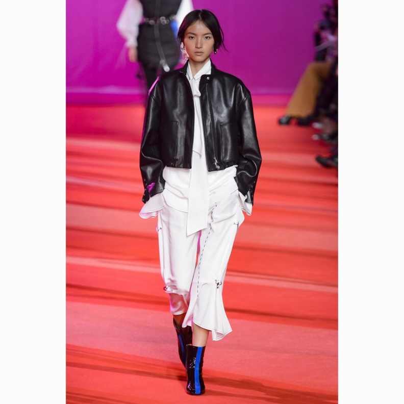 اعتمدي المعاطف بقماشات مختلفة مثل هذا المعطف من فيليب ليم.