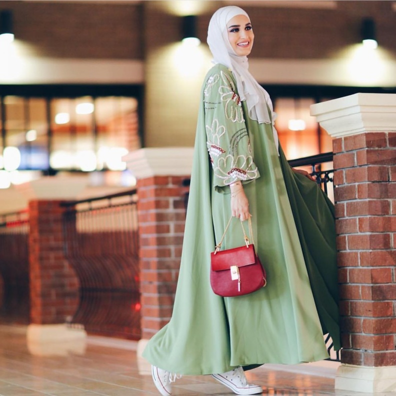 موديلات عبايات سوداء مع الأكمام الواسعة والمزخرفة بأسلوب زوري اشكناني.