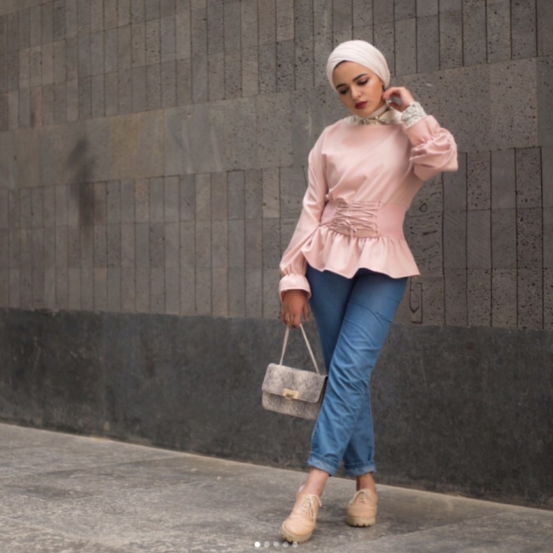 سحر تميزت بأناقتها في اختيار الإكسسوارات مع أزيائها